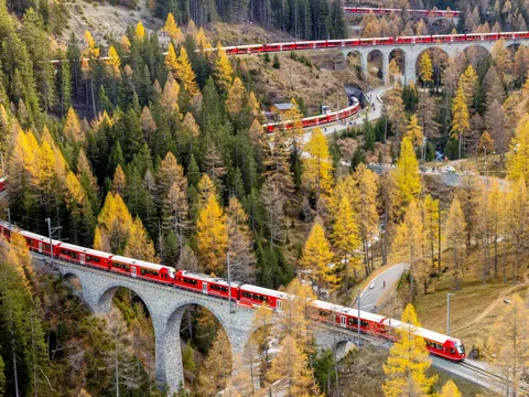 Varios trenes siguen su ruta entre Italia y Suiza.