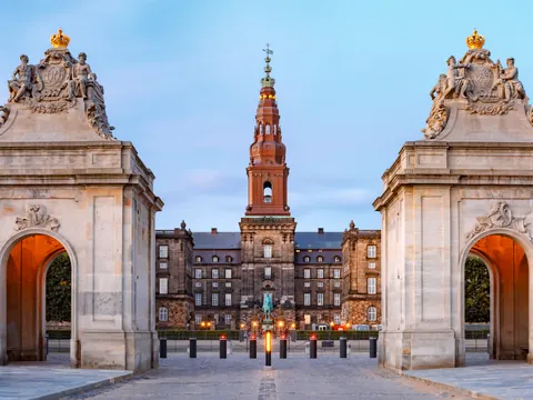 Entrada principal de Christiansborg con pabellones rococó en Copenhague