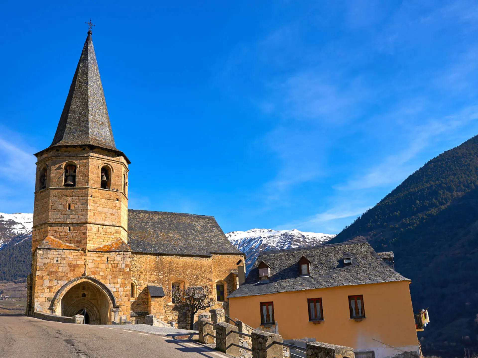 Iglesia Sant Martin de Tours de Gausac - Qué ver en Baqueira Beret - Guía de viajes Gausac - Gausac - Buendía
