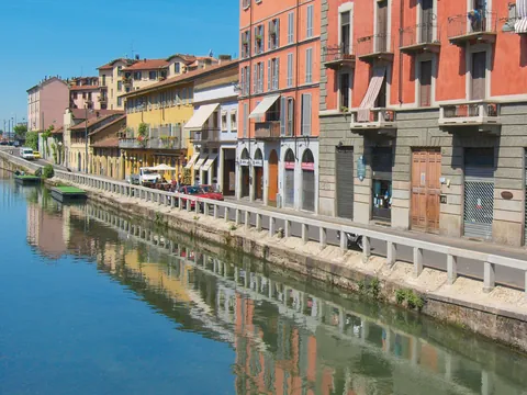 Paisaje del canal de Naviglio, uno de los atractivos turísticos más importantes de Milán.