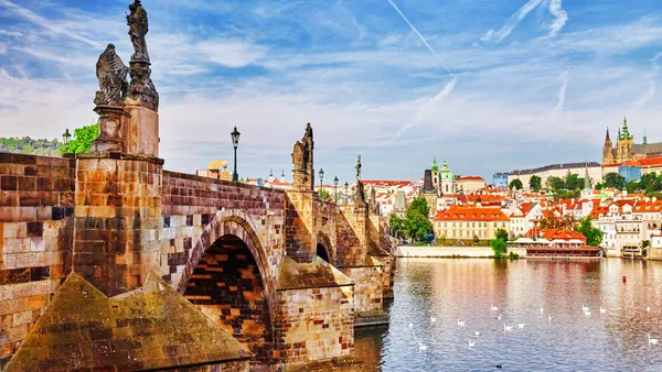 Puente de Carlos visto desde el río Moldava, Praga