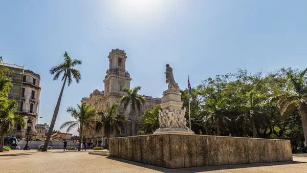 Un precioso día soleado en el Parque Central de La Habana