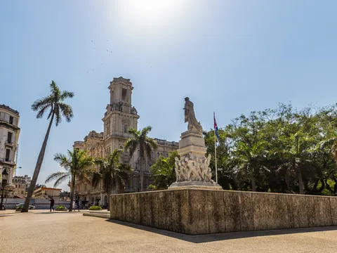 Un precioso día soleado en el Parque Central de La Habana