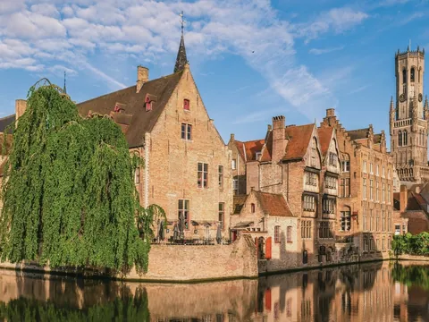 Muelle del Rosario reflejado en el canal con Belfort al fondo, Brujas, Bélgica