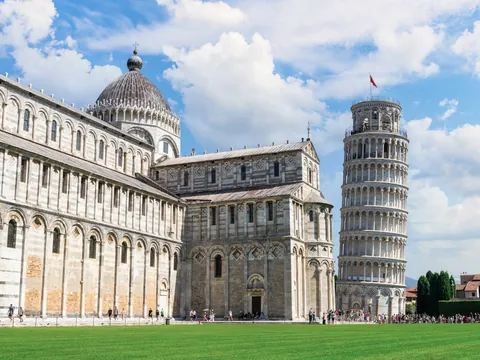 Torre Inclinada de Pisa y Catedral de Santa María Asunta, ubicadas en la Piazza del Duomo (Plaza de los Milagros) en Pisa, Italia.
