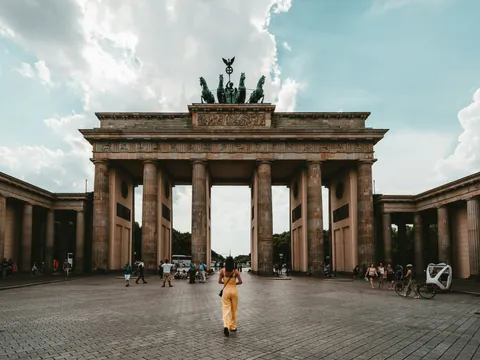 Puerta de Brandeburgo en Berlín vista desde la plaza central