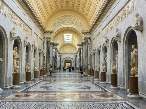 Galería de esculturas clásicas en los Museos Vaticanos, con su techo abovedado.