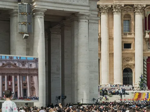 Audiencia papal en la Plaza de San Pedro con pantalla gigante