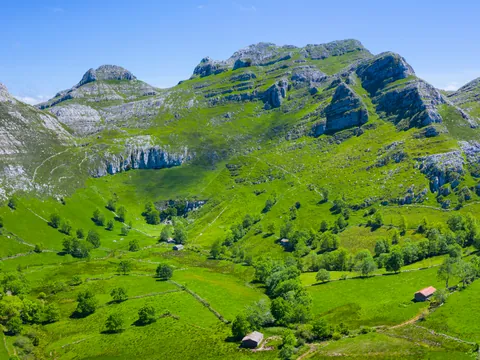 Montañas y prados verdes en los Valles Pasiegos de Cantabria.