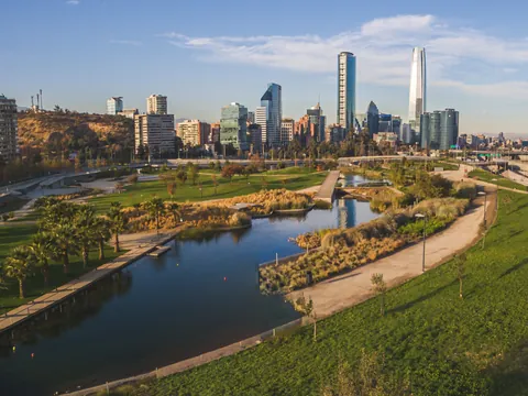 Skyline de Santiago de Chile desde el Parque Bicentenario, parte del tour a pie.