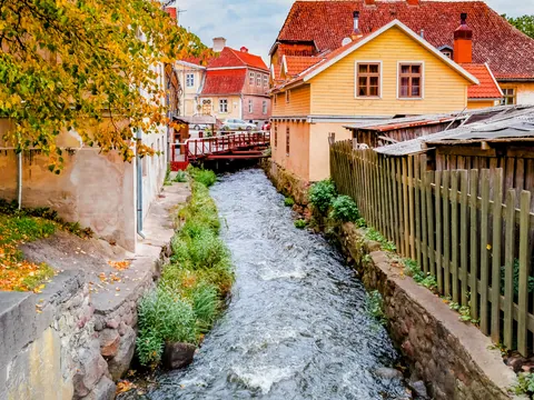 Es tour a pie por Kuldiga se centra en el centro histórico.