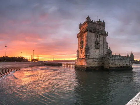 Atardecer en la Torre de Belém reflejado sobre las aguas del Tajo.