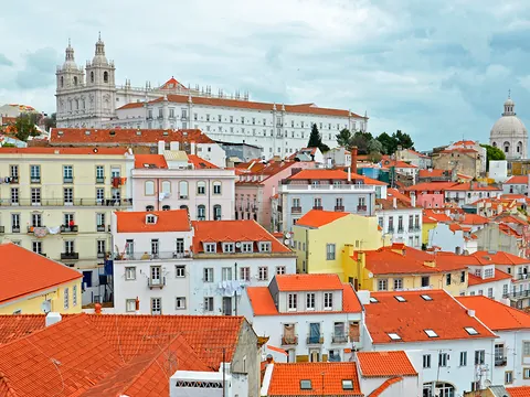 Vistas del barrio de Alfama en Lisboa con sus casas tradicionales y tejados rojos.