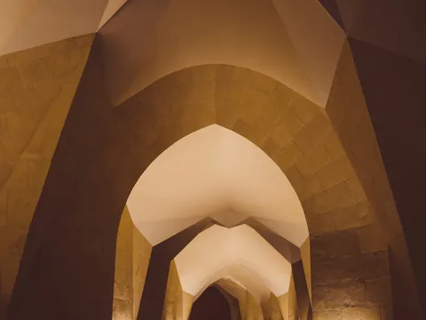 Arcos y bóvedas iluminadas del interior de la Sagrada Familia en Barcelona