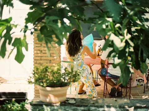 Pareja disfrutando del almuerzo en Granada