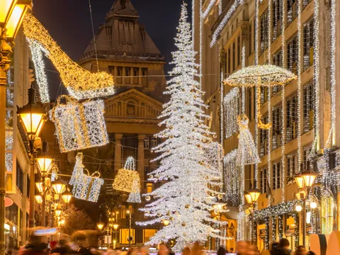 Calles comerciales de Budapest iluminadas por las luces de Navidad nocturnas.