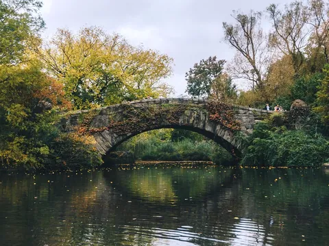 Puente Gapstow sobre el lago en Central Park, Nueva York, Estados Unidos