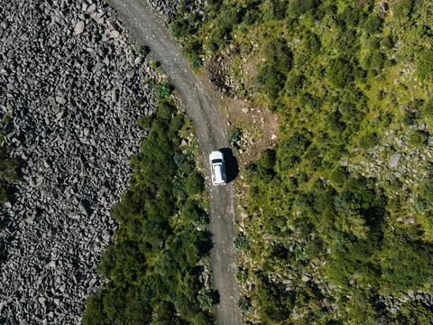 Vista cenital de un 4x4 por la ruta de Caín y Posada de Valdeón, Picos de Europa