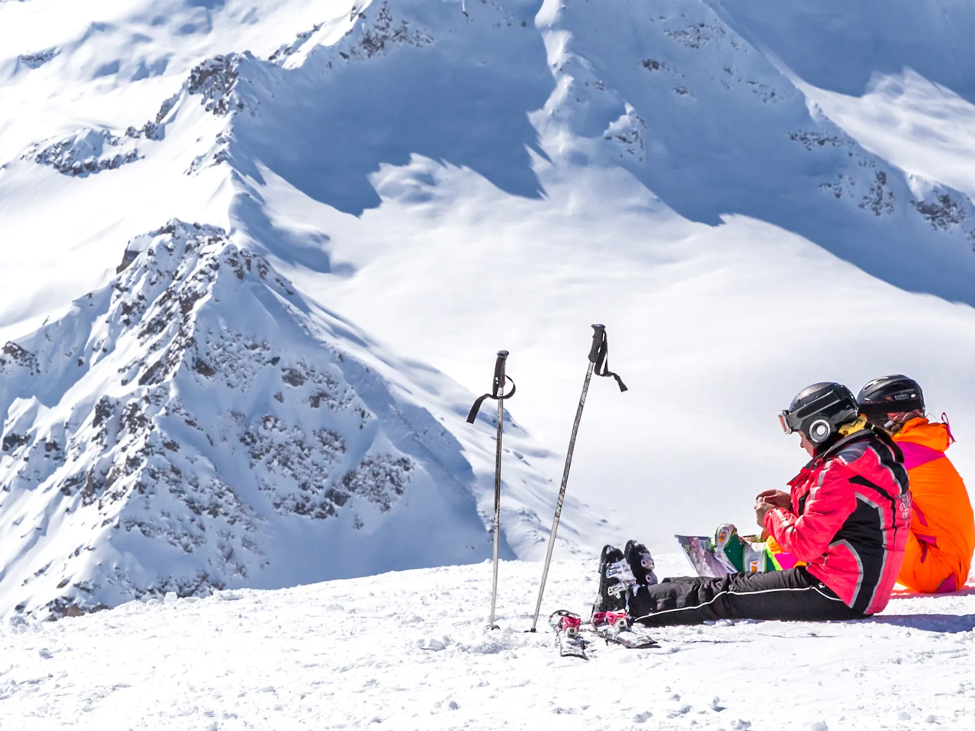 Personas descansando sobre la nieve - Qué hacer en Sierra Nevada - Guía de Viajes Sierra Nevada - Buendía