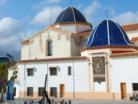 Iglesia de San Jaime con sus cúpulas azules en el casco antiguo de Benidorm