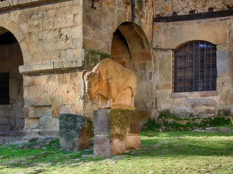Esculturas y detalles de Santillana del Mar, Cantabria, España