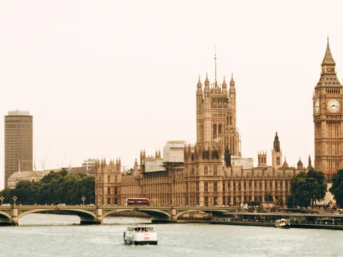 Vista desde río Támesis mostrando Palacio Westminster, Big Ben y puentes históricos de Londres