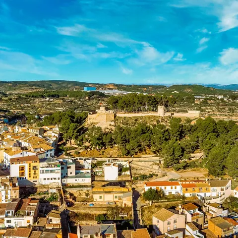 Vista aérea de Segorbe con su castillo, casco antiguo y montañas