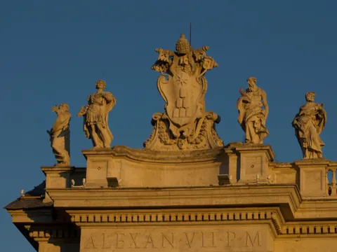 Escudo papal de Alejandro VII y estatuas en la Plaza de San Pedro