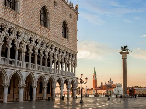 Palacio Ducal y columna del león al amanecer en Venecia