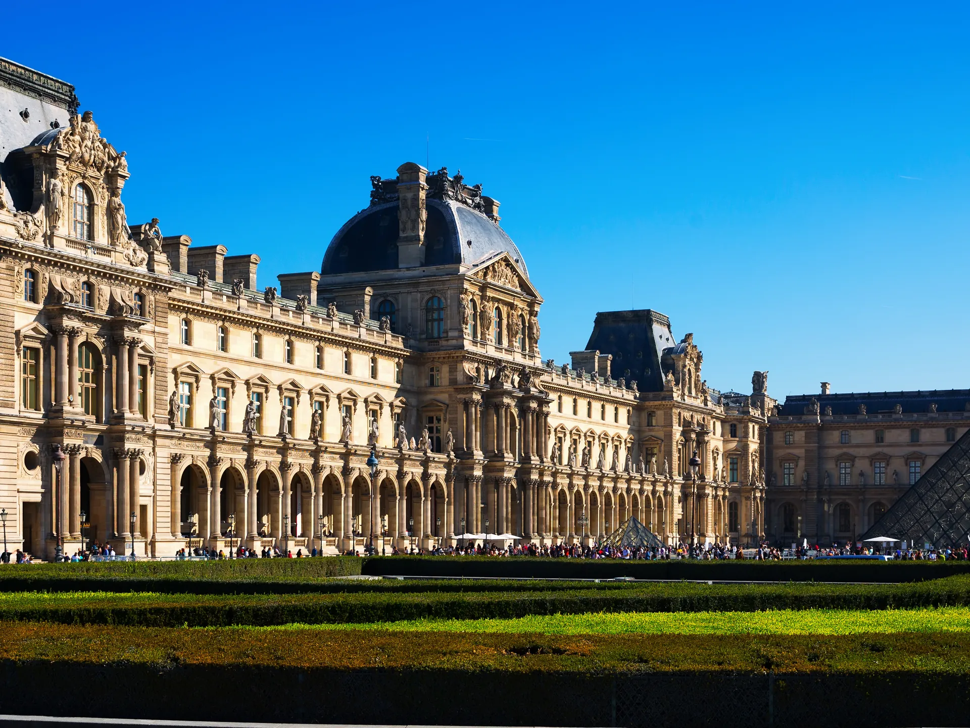 Vista panorámica del patio principal del Palacio del Louvre con una de las pirámides de crital del Museo del Louvre, París