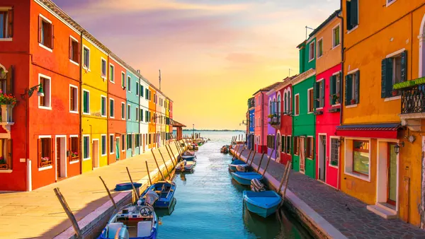 Isla de Burano con casas coloridas frente al canal, Venecia, Italia