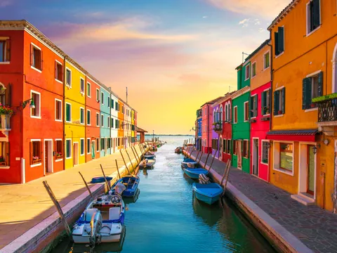 Isla de Burano con casas coloridas frente al canal, Venecia, Italia