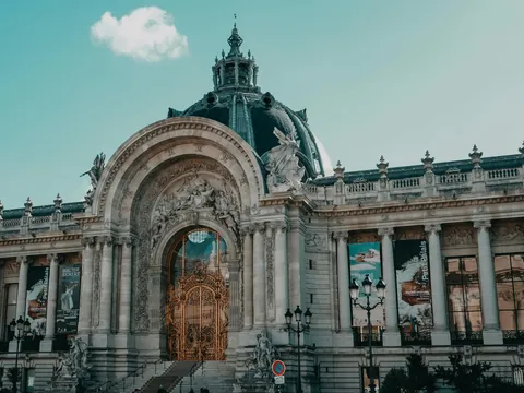 Fachada del Petit Palais con su gran puerta dorada en París