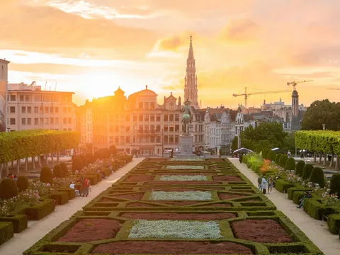 Vista del jardín Mont des Arts en Bruselas al atardecer.