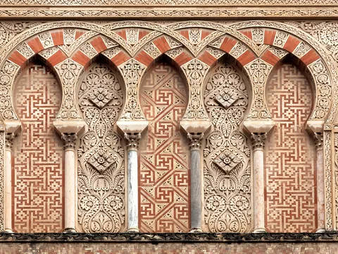 Arcos herradura rojos y blancos, columnas, azulejos geométricos, ornamentación islámica, Mezquita Córdoba