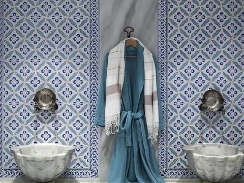 Lavabos y albornoz en hammam tradicional de Marrakech