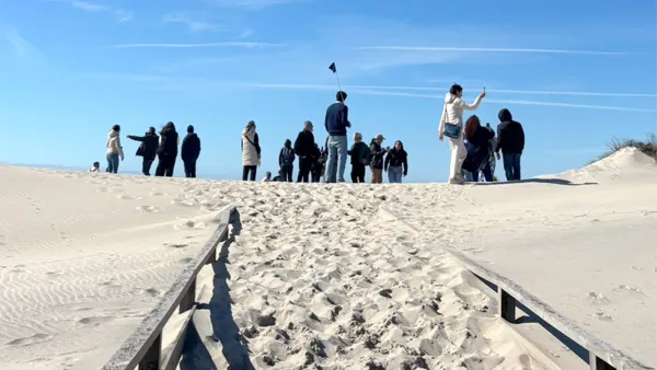 excursionistas en la playa de Costa Nova con buendía