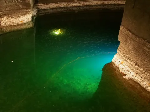 Laguna turquesa del interior de las minas de sal de wieliczka