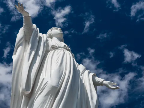 La estatua de la Virgen María te espera en lo alto de la colina.