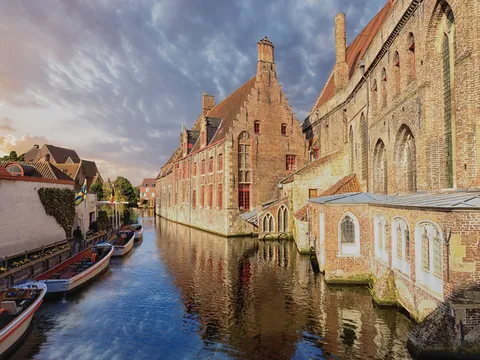 Barcas amarradas en el canal de Brujas, Bélgica