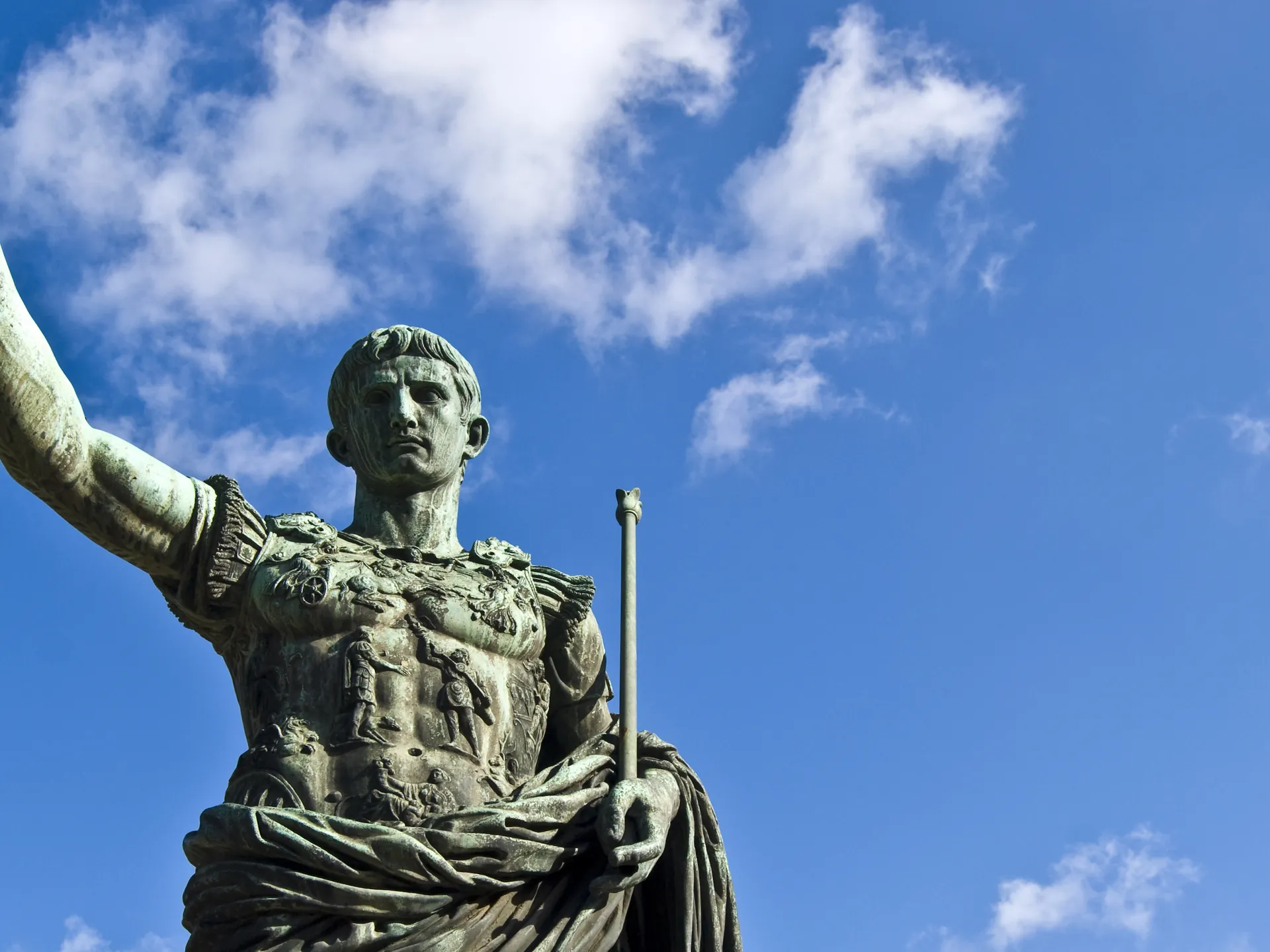 Estatua del emperador Julio Cesar en Roma