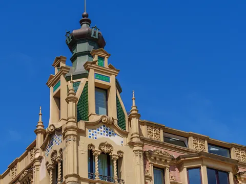Edificio modernista del arquitecto Manuel del Busto localizado en Gijón, Asturias