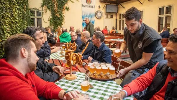 El camarero sirve la cerveza artesanal en las mesas del Malt House.