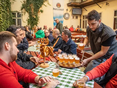 El camarero sirve la cerveza artesanal en las mesas del Malt House.