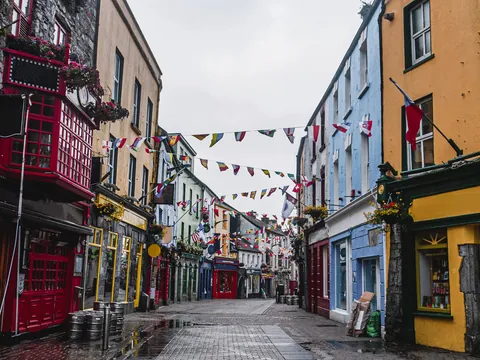 Calle peatonal y banderas festivas en Galway, Irlanda