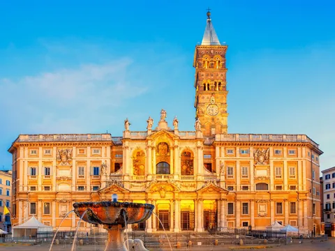 Fachada de la Basílica de Santa María la Mayor y su fuente en Roma