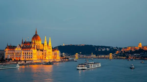 El Danubio y las vistas de Budapest desde el agua