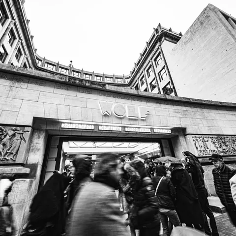 Gente a las puertas de Wolf en Bruselas--Donde comer en Bruselas-Guía de Viajes Buendíatours
