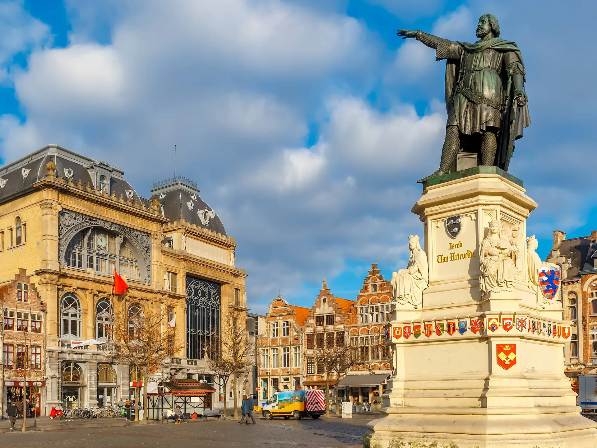 Escultura en el centro de la Plaza Vrijdagmarkt - HOME Gante - Guía de Viajes Gante - Buendía