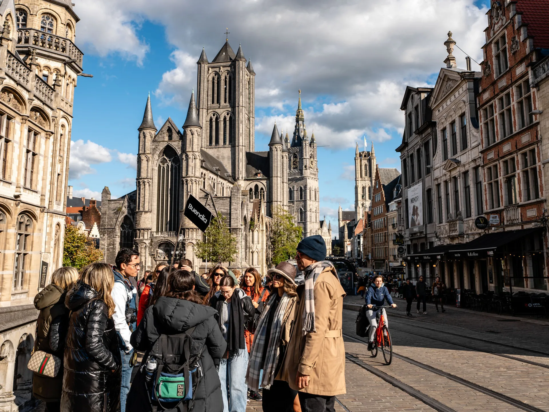 Grupo de turistas con la guía de Buendía frente a la Iglesia de San Nicolás, Gante.